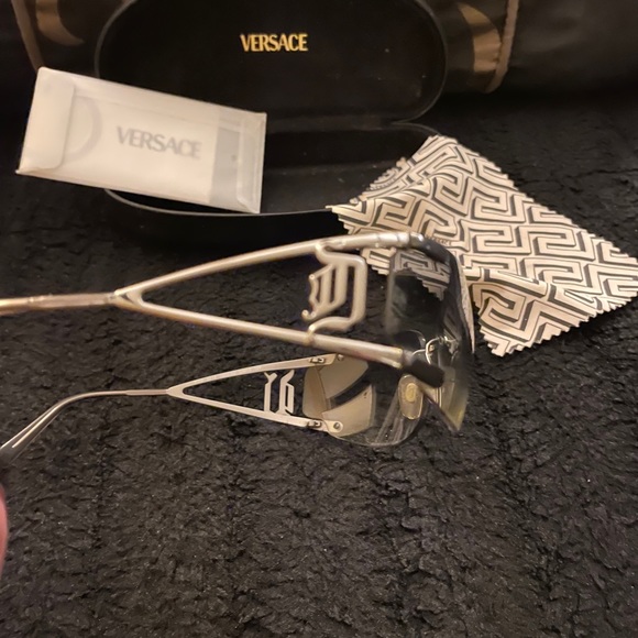 Versace wrap around sunglasses - Picture 4 of 7